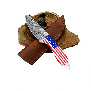 Couteau de chasse artisanal en acier Damas avec manche à motif drapeau américain et étui en cuir, lame à pointe tombante - Product Image 1