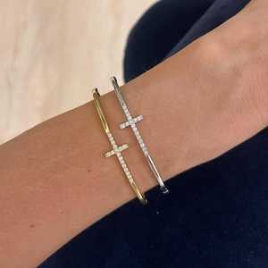 Brazalete Cruzado de Diamantes Personalizado, Minimalista, de Lujo para Uso Diario, Regalo Cristiano, Brazalete de Oro Sólido de 14K y 18K con Diamantes, Venta al por Mayor - Product Image 2