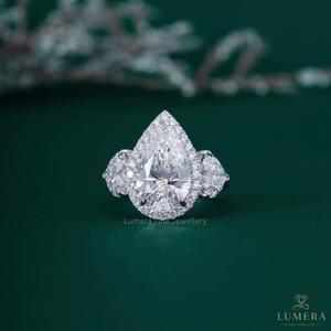 Anillo de Compromiso de Lujo con Tres Piedras y Halo de Diamantes Cultivados en Laboratorio con Corte Pera Certificados por IGI, Piedras Laterales de Moissanita con Corte Pera, 9/10/14/18K - Product Image 1