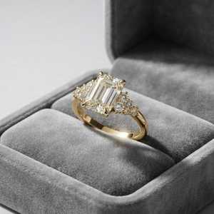 Anillo de compromiso de lujo con moissanita de corte esmeralda de 3 quilates y diseño de racimo de tallos divididos, de plata 925, regalo romántico para tu pareja - Product Image 3