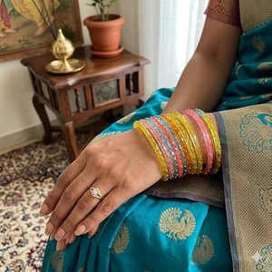 Ensemble de bracelets en verre uni JPS les plus vendus, finition brillante et design goutte de pluie, bijoux élégants pour femmes, disponibles à la vente - Product Image 1