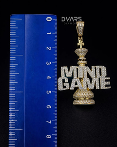 Pendentif pièce d'échecs 'King' entièrement serti de pierres, avec lettre personnalisée, plaqué or, en argent S925, bijoux Hip Hop raffinés - Product Image 1