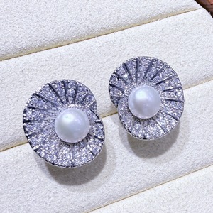 Pendientes de Perlas de Agua Dulce del Fabricante Original de Zhuji, Estilo Moderno y Elegante con Microcirconitas Incrustadas en Hojas de Loto - Product Image 2