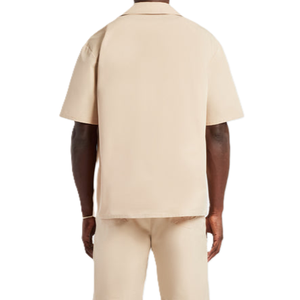 Ensemble court 2 pièces beige pour homme avec logo personnalisé, chemise à manches courtes boutonnée et short, tenue décontractée d'été style streetwear, nouveau design - Product Image 2