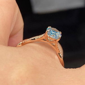 Anillo de Compromiso de Moissanita Azul Corte Ovalado, Plata de Ley 925 con Engaste Pavé, Estilo Romántico para Mujer, Regalo para Mujer - Product Image 2