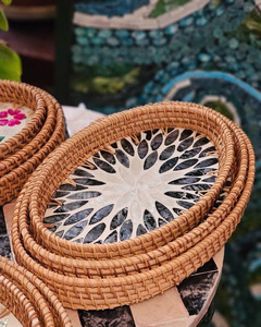 Elegante Bandeja de Servir de Ratán con Incrustaciones de Madreperla, Diseño Floral Artístico, Hecha a Mano, Estilo Boho, Calidad Comercial, Apta para Alimentos, Hermosa para el Hogar - Product Image 4