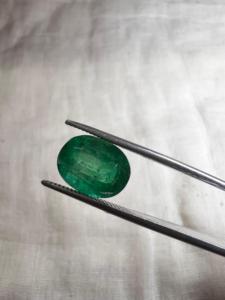 Émeraude naturelle zambienne de 3,67 carats, forme ovale, pierre précieuse vert foncé facettée, pierre précieuse pour la fabrication de bijoux fins, vente en gros - Product Image 2