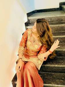 Elegante Conjunto Sharara de Seda Fandy con Bordado y Lentejuelas, Incluye Dupatta - Product Image 4