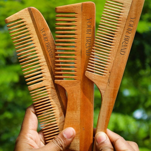 Peigne en bois de Neem durable avec manche ergonomique pour la sectionnement et la séparation professionnels des cheveux - Product Image 2