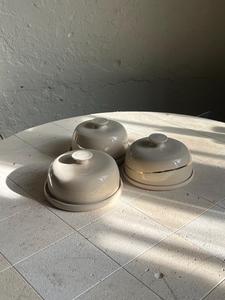 Mantequillera Contemporánea con Tapa de Perilla Suave, Plato Compacto para Servir, Acabado Esmaltado Duradero, Elegante Plato para Guardar Mantequilla - Product Image 6