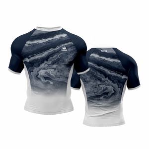 เสื้อแรชการ์ดแขนสั้นแบบยูนิเซ็กซ์ คุณภาพสูง ผลิตใหม่ ขายส่ง รับทำโลโก้ ป้องกันรังสียูวี ระบายอากาศ แห้งเร็ว เป็นมิตรกับสิ่งแวดล้อม - Product Image 1