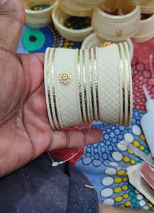 กำไลข้อมือเรซิ่นประดับหินหรูหรา ลายดอกไม้สีทอง ประดับคริสตัล ชุดกำไลขายส่ง งานฝีมือสำหรับงานปาร์ตี้ เครื่องประดับสำหรับผู้หญิง - Product Image 3