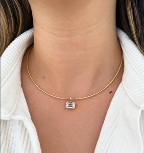 Collier ras-de-cou solitaire minimaliste en or massif 14 carats avec diamant de laboratoire taille émeraude, bijoux fins personnalisés pour femme - Product Image 1
