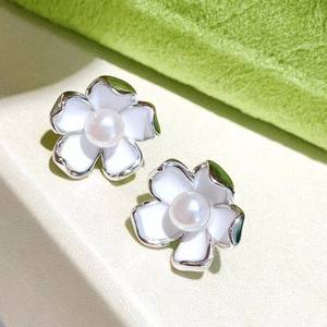 Pendientes de Perlas de Agua Dulce Naturales S925 con Diseño Floral Versátil, Pendientes de Perlas S925 con Acabado Templado - Product Image 1