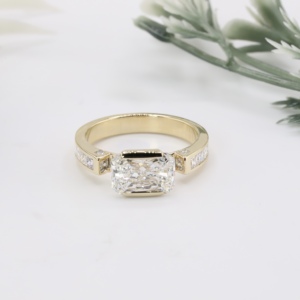 Anillo de compromiso de oro amarillo con diamante cultivado en laboratorio de corte radiante, clásico, con engaste de medio bisel y canales, para boda, aniversario, fiesta, joyería fina - Product Image 1