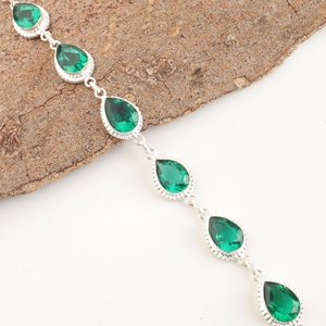 Pulsera de moda estilo cadena hecha a mano en latón chapado en plata de ley 925 con esmeralda verde y piedras preciosas facetadas en forma de pera para mujer - Product Image 4