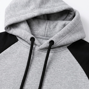 Sweat à capuche en molleton raglan pour homme, conçu avec un tissu chaud, des manches ergonomiques et une capuche pratique pour les journées fraîches et les moments décontractés. - Product Image 6