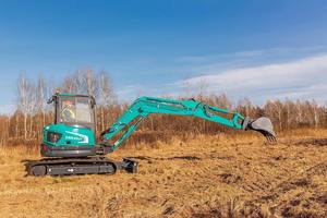 Excavadora Amarilla Usada Versátil de 3 Toneladas con Cabina de Seguridad de Visión Amplia y Brazo Desplazable para Trabajos de Infraestructura en Espacios Reducidos - Product Image 4