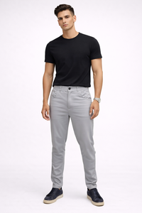 Pantalones deportivos modernos de corte ajustado en gris claro para hombre, hechos con tela elástica transpirable de primera calidad que ofrece una comodidad excepcional. - Product Image 1