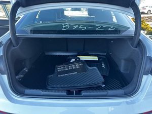 Audi A3 Premium Plus 4 portes berline AWD avec moteur <span class=keywords><strong>40</strong></span> TFSI, modèle 2024, en excellent état - Product Image 3