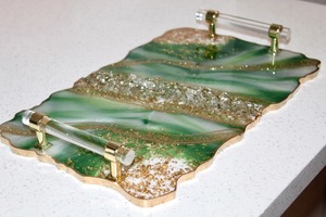 Plateau en résine vert émeraude pailleté fait main avec poignée dorée, design moderne, thème fruits/fleurs - Décoration de vanité pour Diwali, mariage, anniversaire - Product Image 3