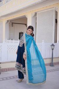 Ensemble Anarkali Salwar en tissu velours 9000 à manches longues, coupe droite, avec bordure, pour mariage, fête et tenue spéciale de cérémonie - En promotion - Product Image 4