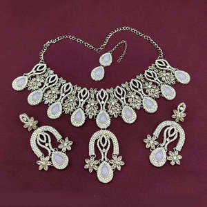 Collier et bague de luxe élégants plaqués or 24 carats avec pierres de cristal – Idéal pour les fêtes, mariages, fiançailles, demoiselles d'honneur et mariées - Product Image 3