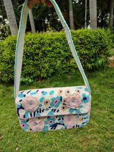 Bolso Rectangular de Algodón AVELURA Hecho a Mano con Bordado de Flores Lavable en Poliéster, Detalles con Cuentas, Diseño Rosa y Azul - Product Image 1