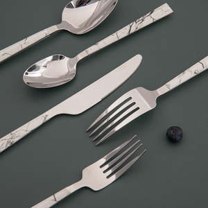Juego de Cubiertos Moderno y Elegante de Acero Inoxidable |   Cuchara, Tenedor y Cuchillo Elegantes para una Presentación de Vajilla de Primera Calidad - Product Image 4