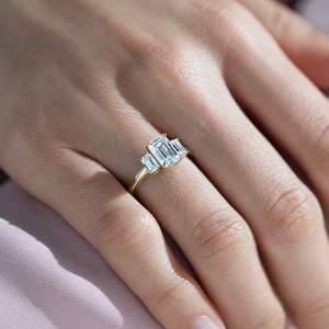 Anillo de Compromiso de Tres Piedras con Diamante Cultivado en Laboratorio de Corte Esmeralda de 5.80CT, Oro Amarillo, Joyería Fina Personalizada para Bodas, Venta al Por Mayor - Product Image 6