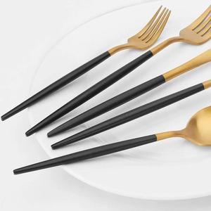 Juego de Cubiertos Dorados y Negros Únicos de 5 Piezas, Diseños Personalizables y Duraderos, Juego de Cubiertos de Metal para Bodas y Fiestas, Diseño de Vajilla - Product Image 4