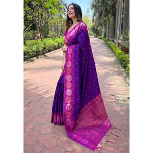 Sari en soie douce de couleur violette avec bordure florale en zari tissé, robes de soirée élégantes - Product Image 1