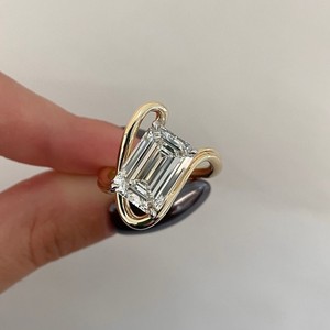 Anillo de Compromiso de Platino con Banda Cruzada en Espiral y Diamante Cultivado en Laboratorio de 5 CT con Corte Esmeralda, Certificado IGI, VVS, para Boda - Product Image 5