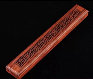 Quemador de incienso clásico de madera pulida diseñado para rituales de fragancia tradicionales y un ambiente doméstico tranquilo. - Product Image 1