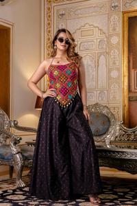 Conjunto de Top de Seda Bordado y Pantalones Palazzo con Detalles de Espejo, Borlas y Dori, Listo para Usar, Colección Especial Navratri - Product Image 2
