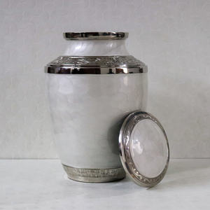 Urne funéraire moderne en aluminium blanc nacré de haute qualité, décorative, premium, pour adultes, avec magnifique œuvre d'art sculptée et gravée, personnalisable pour cendres humaines. - Product Image 3