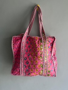 Bolso tote de hombro acolchado de algodón rosa con estampado floral, bolso de fin de semana con cierre de cremallera para viajes, compras, playa, regalo para ella - Product Image 1