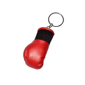 Porte-clés mini-gants de boxe en cuir et métal rouge, personnalisable avec logo, vente en gros OEM, haute qualité, pour hôtels - Product Image 6