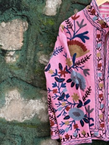Veste artisanale rose Sujani pour femme en velours et coton tissé avec broderie florale indienne, collection automne/hiver, pour la vente au détail en boutique et l'exportation - Product Image 5