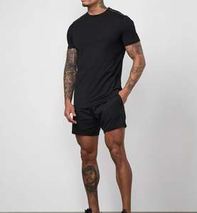 Conjunto de 2 piezas de camiseta y pantalones cortos a rayas negras personalizados para hombre, ideal para entrenamiento informal, transpirable, de corte ajustado, traje premium de verano - Product Image 1