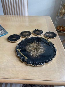 Plateau décoratif abstrait moderne en acrylique rond avec poignées métalliques pour la décoration intérieure et centre de table - Product Image 3