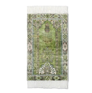 Alfombra de Oración Islámica de Viscosa Verde Medio de Primera Calidad, Elegante Tapete de Oración Musulmán para el Hogar, Viajes y Mezquita, Disponible para la Venta - Product Image 1