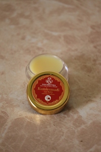 INDUMRITTIKA Bálsamo Labial Humectante Kumkumadi con Manteca de Karité y Vitamina E para Mujer, Tamaño de Viaje 8g - Product Image 2