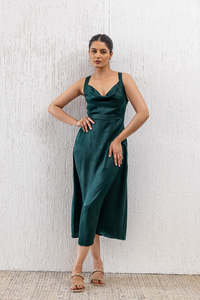 Vestido midi de satén verde esmeralda con espalda cruzada, entallado, sin mangas, elegante, para fiesta, de verano. - Product Image 5