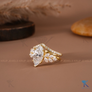 แหวนหมั้นเพชรทรงมาร์คีส์แบบกลุ่มดอกไม้ที่เพาะเลี้ยงในห้องปฏิบัติการ พร้อมแหวนแต่งงานแบบโค้งประดับเพชร ชุดเจ้าสาวทองคำ 14K สีเหลือง สำหรับเธอ - Product Image 3