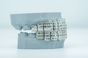 Dents personnalisées en argent étoilé S925 Grillz de diamant de Moissanite glacé pour les dents Grillz de diamant de Moissanite taille émeraude - Product Image 2