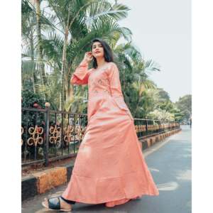 Robe longue trapèze en satin faite main à imprimé floral saumon et pêche, taille empire, décolleté en U, taille XS - Product Image 1