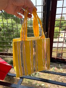 Fabricante indio de bolsas recicladas, bolsas de asa larga de alta calidad, bolsas de mano de nailon al por mayor para uso diario, playa y cosméticos. - Product Image 5
