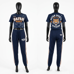 ชุดเซ็ตเสื้อครอปท็อปและกางเกงจ็อกเกอร์สำหรับผู้หญิง ผ้าคอตตอนฟลีซพรีเมียม 300 GSM สีกรมท่า แต่งแถบข้าง ชุดออกกำลังกายแบบสั่งทำพิเศษสำหรับผู้หญิง - Product Image 4