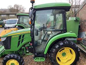 Tracteur compact à roues 4x4 John Deere 3046R 2026 d'occasion, chargeur central, tracteur de jardin 70 CV, transmission par engrenages, moteur haute performance, pompe - Product Image 2